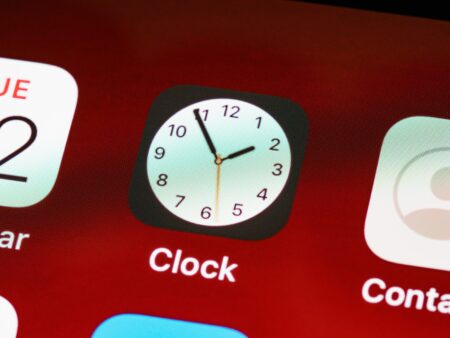 Best Fixes for iPhone Alarm not Going Off close up clock